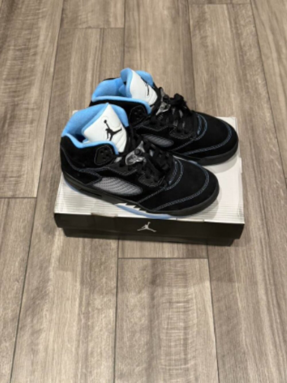 Jordan 5 black Carolina size 8.5